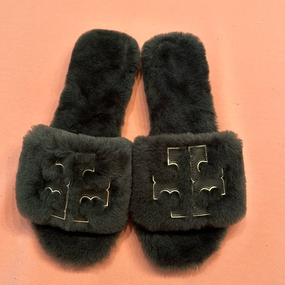 New Tory Burch Double T Shearling Fur Slides.  Military Green. Size 7.